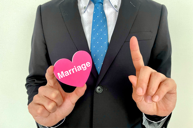 婚活について結婚相談所を選ぶポイントを説明する男性