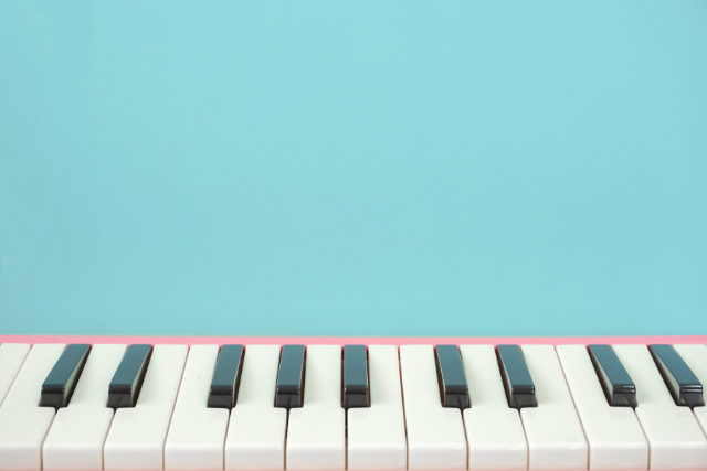 水色の背景にピアノの鍵盤