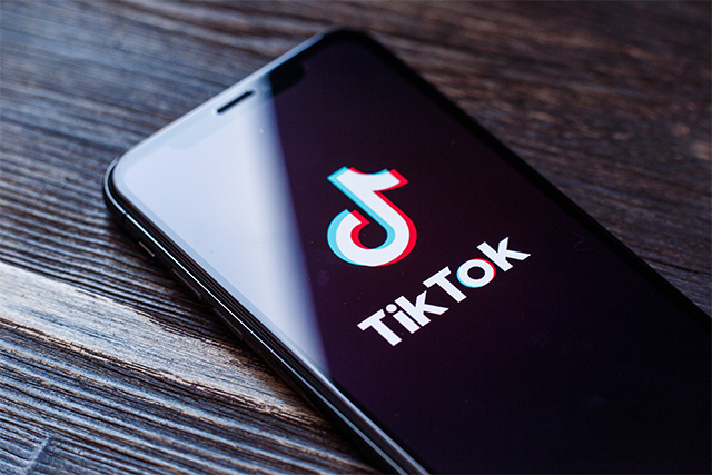 TikTokのロゴが表示されたスマホ