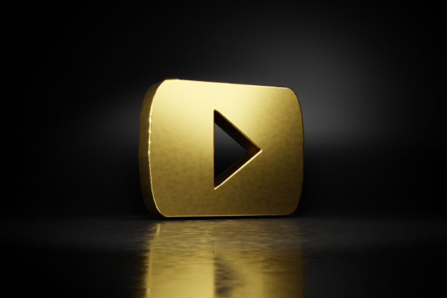 金色に光るYouTubeの再生ボタン