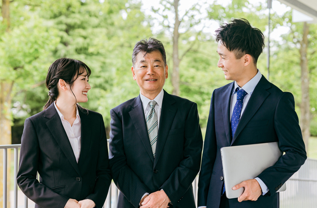 三人の社会人